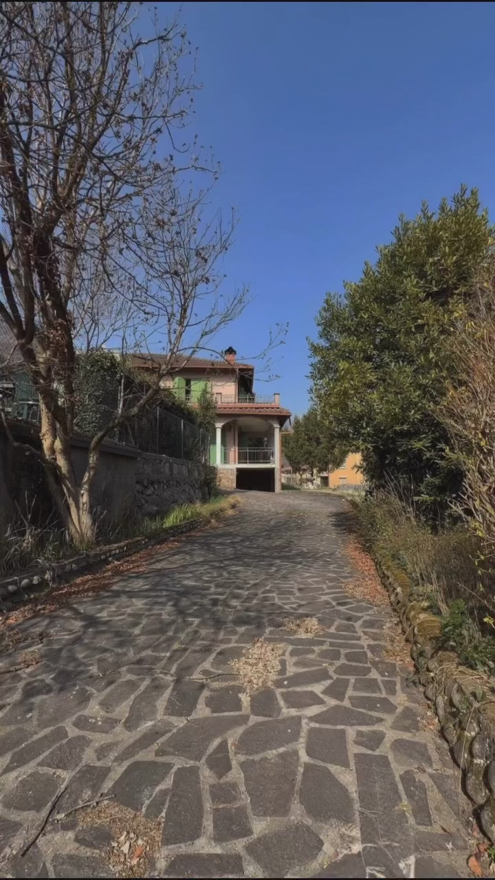 Carica il video: 